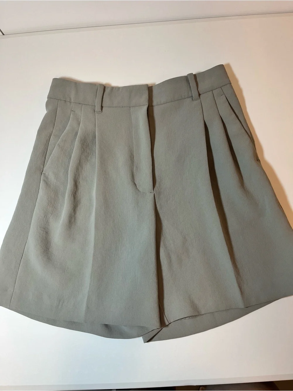 Wilfred Aritzia Greenish Gray Pleated High Rise Shorts Women’s Size 6 - Picture 1 of 5